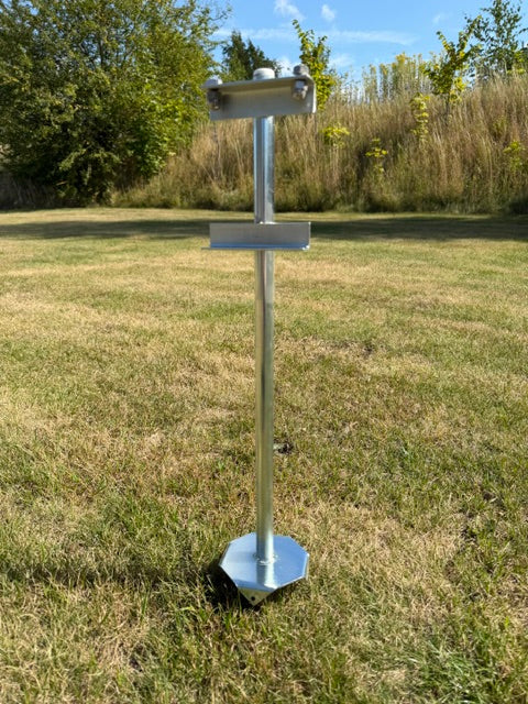 Pole in galvanized steel with plate
