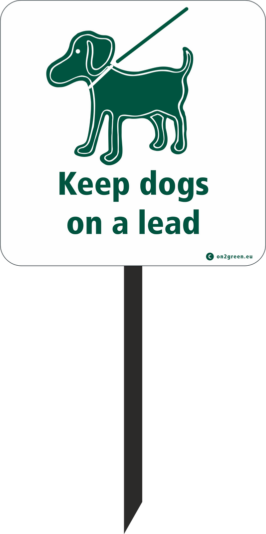 Golf sign: Dogs must be on a leash + text